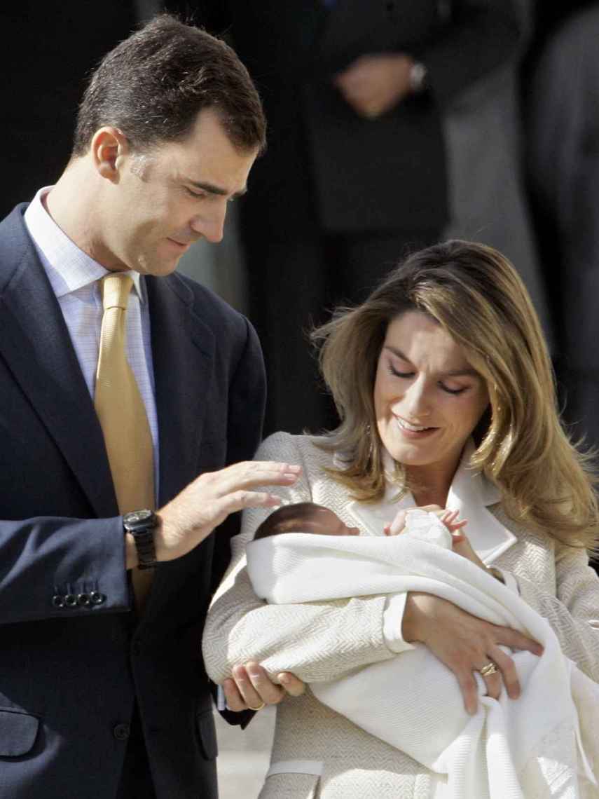 Los entonces príncipes de Asturias junto a su hija, la infanta Leonor recién nacida.