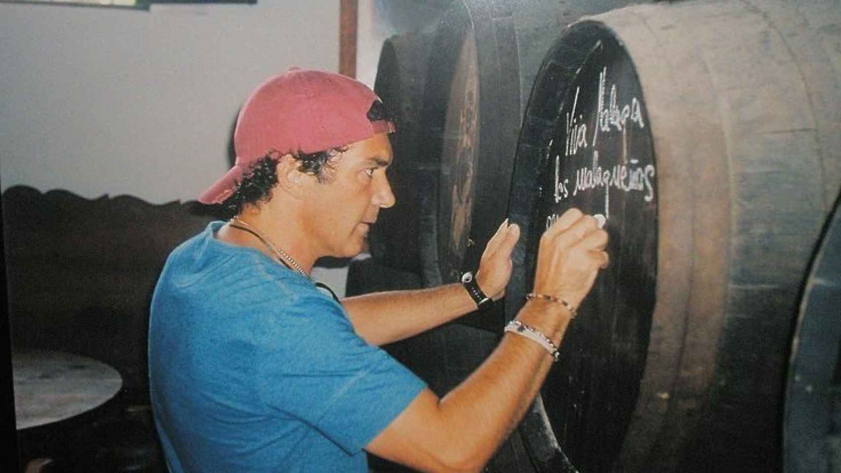 Antonio Banderas firmando uno de los característicos barriles de El Pimpi.