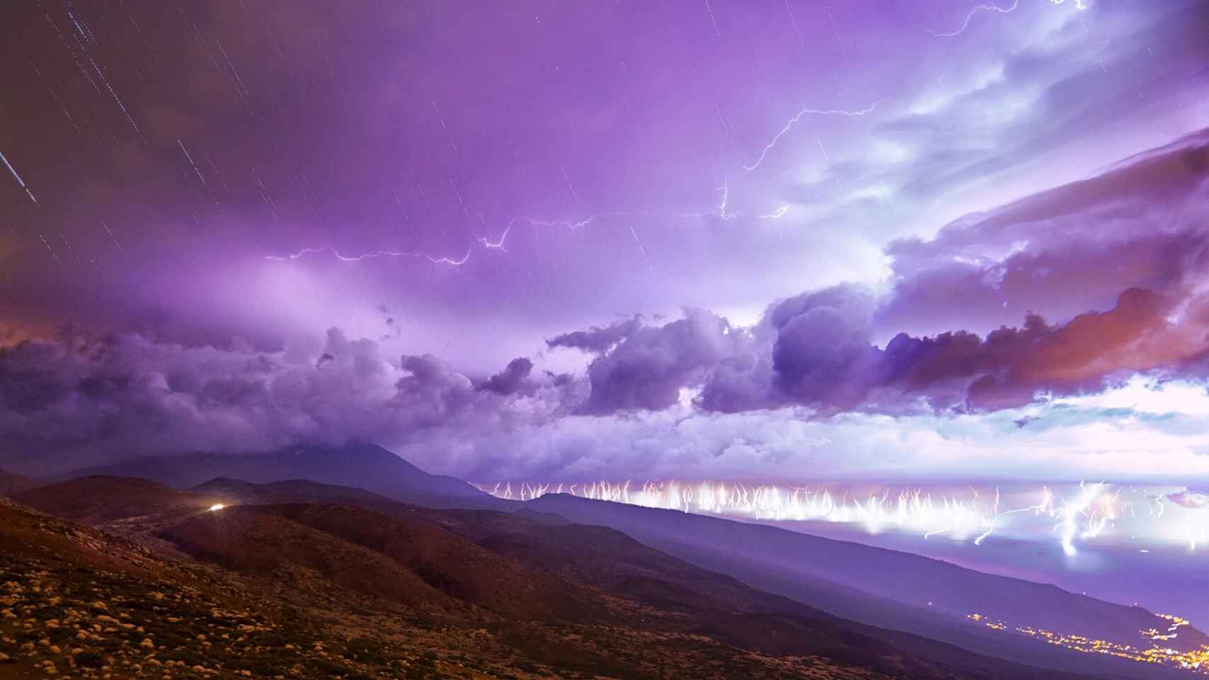 Tormenta eléctrica vista desde el observatorio de Izaña del Teide, Tenerife. EFE/Daniel López/elcielodecanarias.com