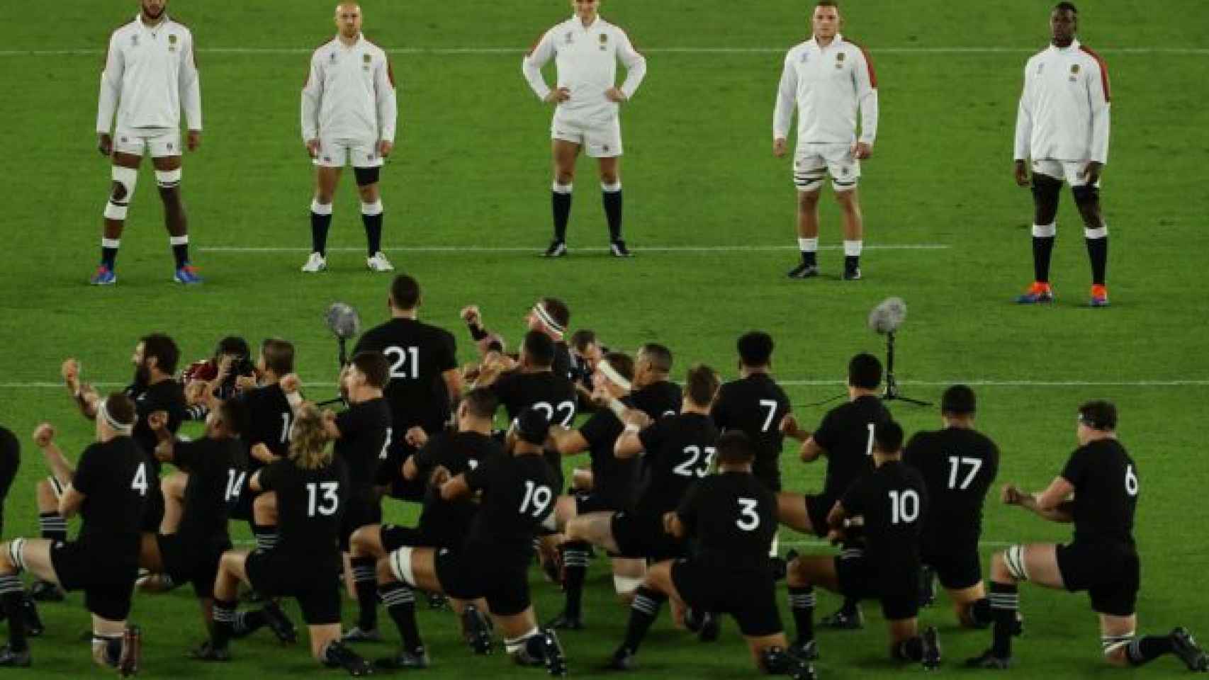 Los jugadores ingleses, frente a la selección de Nueva Zelanda durante la haka