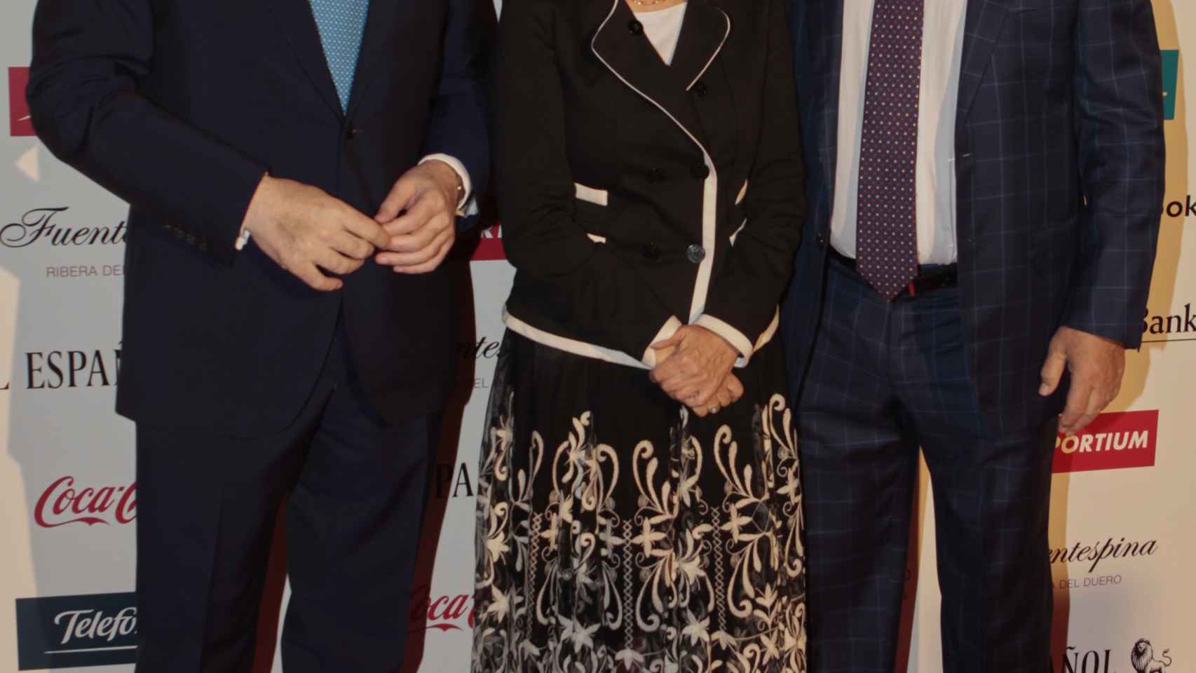 Pedro J. Ramírez junto a la ministra de Defensa en funciones, Margarita Robles, y Alejandro Blanco, presidente del Comité Olímpico Español.