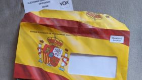 Sobre con la bandera de España que está enviando Vox