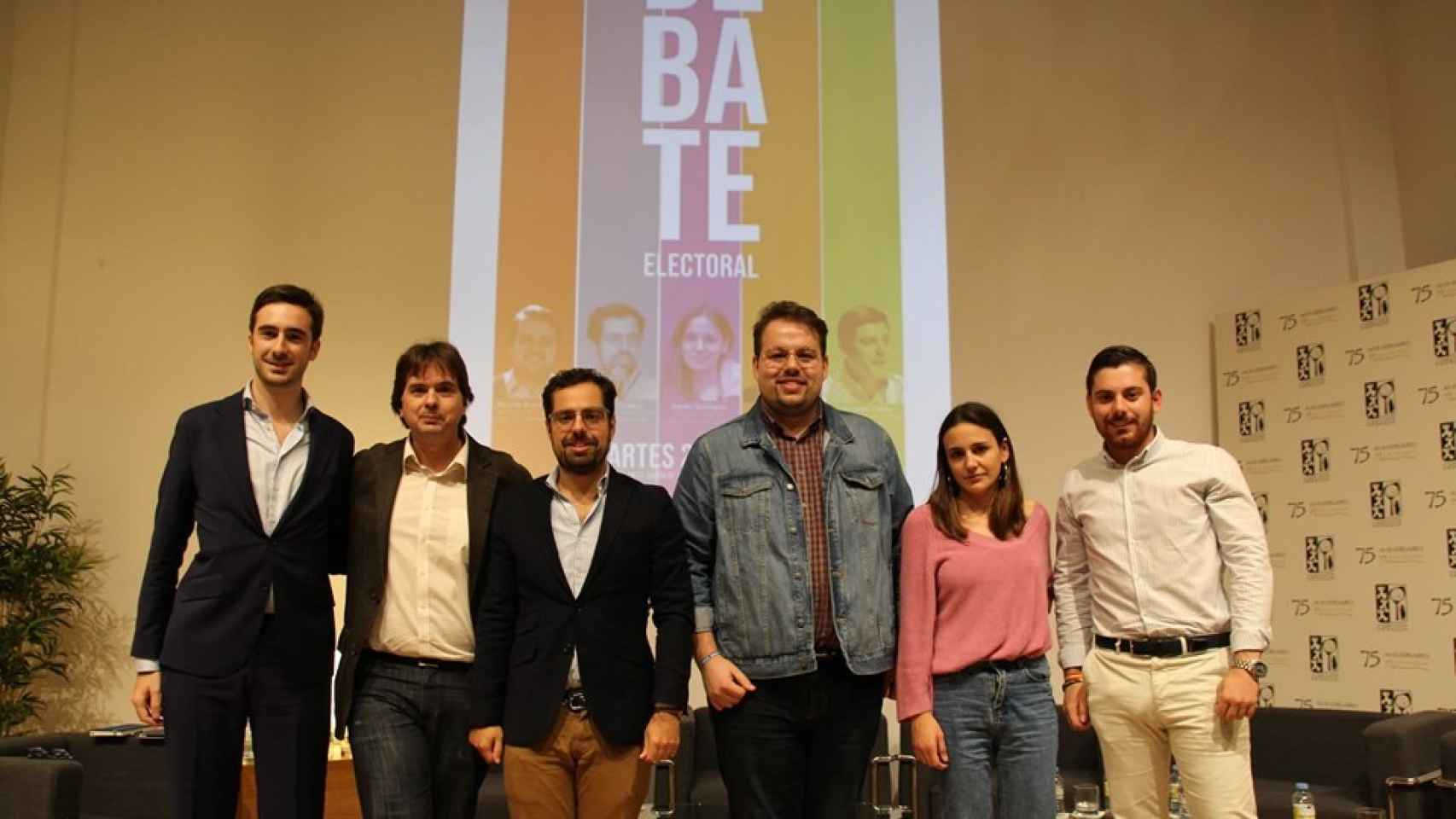 Sabela Rodríguez (Podemos), segunda por la derecha, junto al resto de dirigentes juveniles de los partidos y el moderador (segundo izqda.)