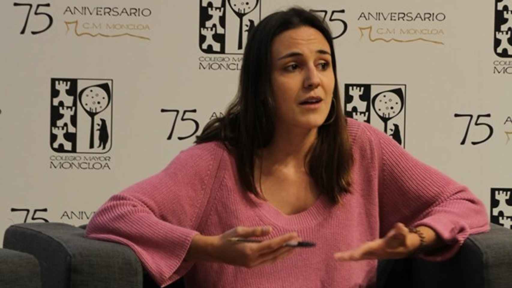 Sabela Rodríguez, durante del debate, tras robar el crucifijo y ante de lucirlo en sus redes.