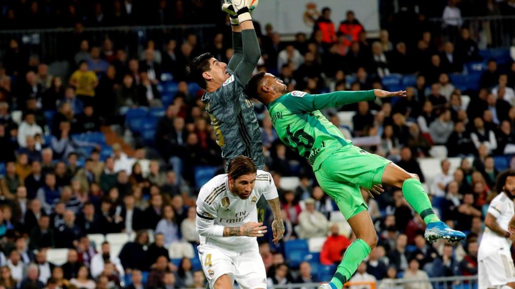 Thibaut Courtois ataja un balón por el aire ante el Leganés