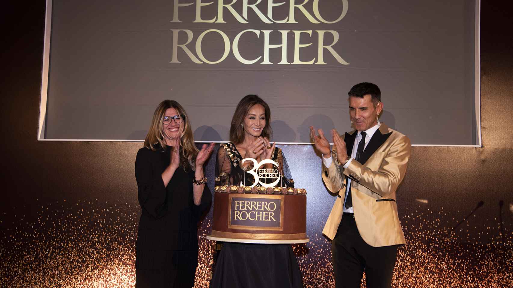 Antonella Sottero, directora general de Ferrero, junto a Isabel Preysler y Jesús Vázquez en la fiesta del 30 aniversario de Ferrero Rocher.