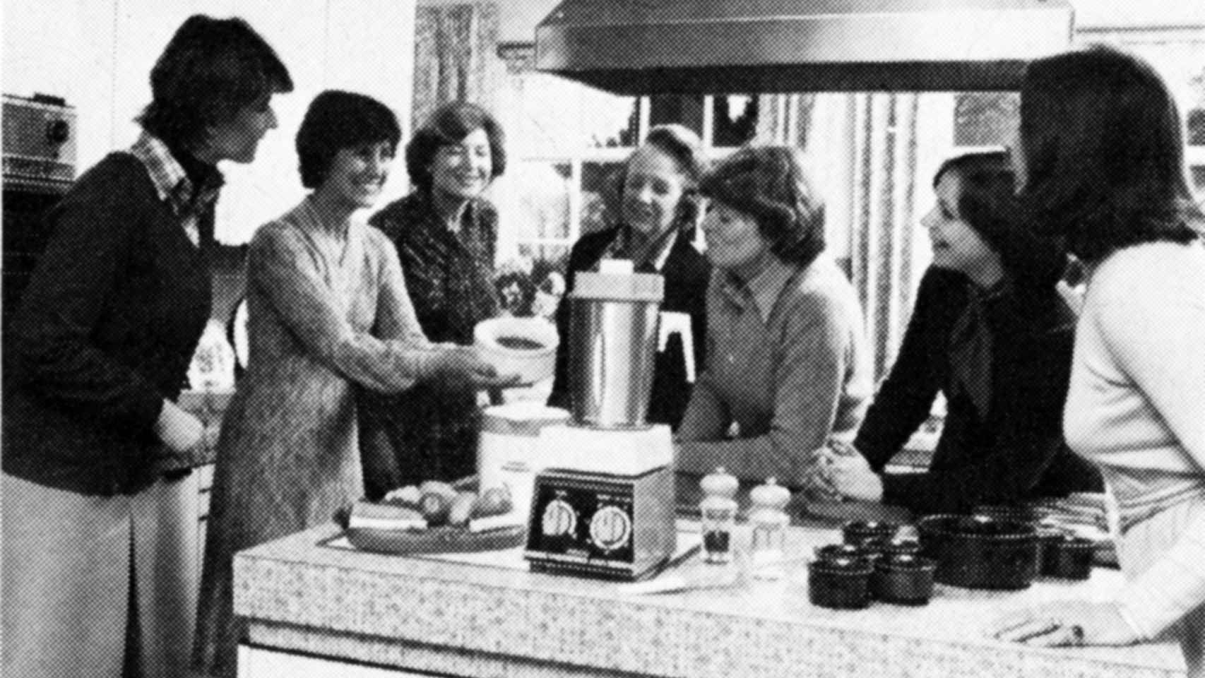 Una reunión entre potenciales clientes en 1971 en Reino Unido.