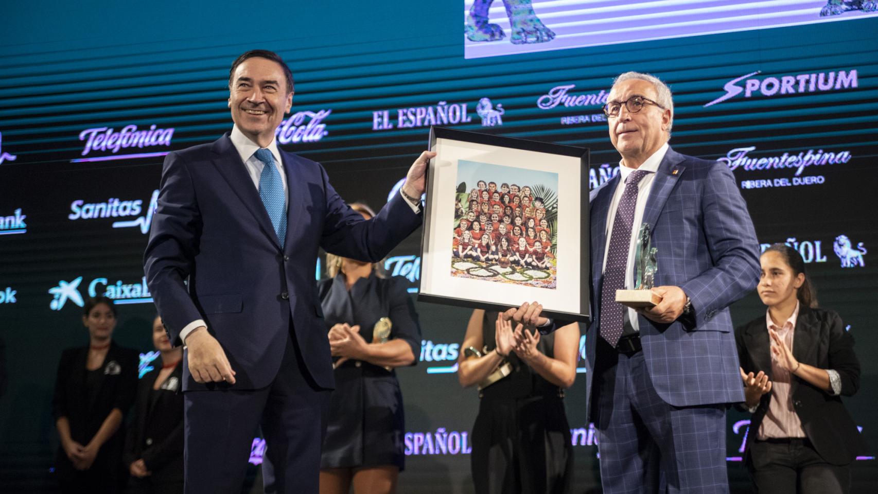 Pedro J. Ramírez entrega a Alejandro Blanco, Presidente del COE, un cuadro