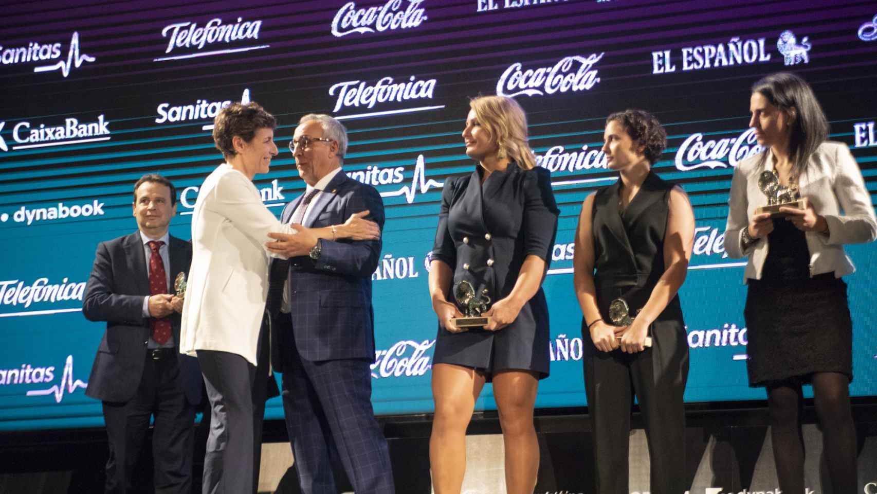Elisa Aguilar, medallista de la Selección Española de Baloncesto, recoge el galardón de Los Leones de El Español