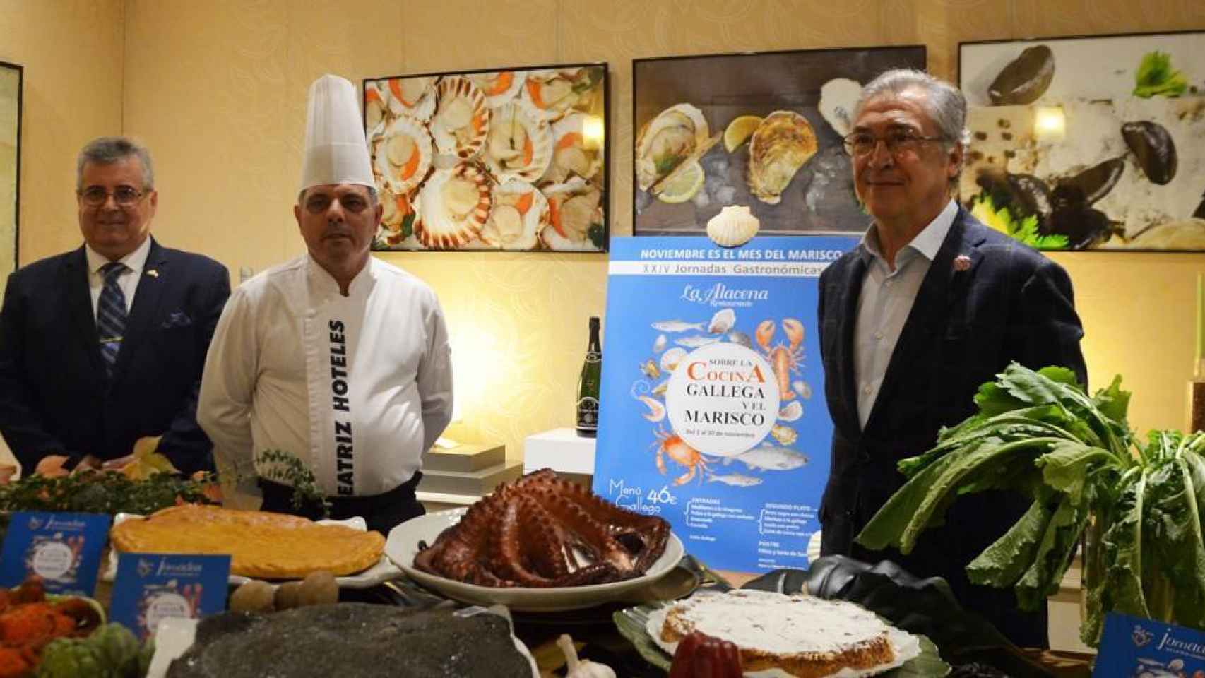Justino Pérez (d), propietario del Hotel Beatriz, ha presentado las Jornadas de la Cocina Gallega a los medios de comunicación, con los que ha compartido una agradable comida