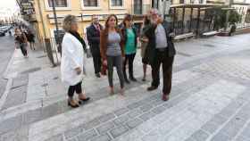 La alcaldesa de Toledo, Milagros Tolón, en su visita de este jueves a las obras de la calle de la Paz
