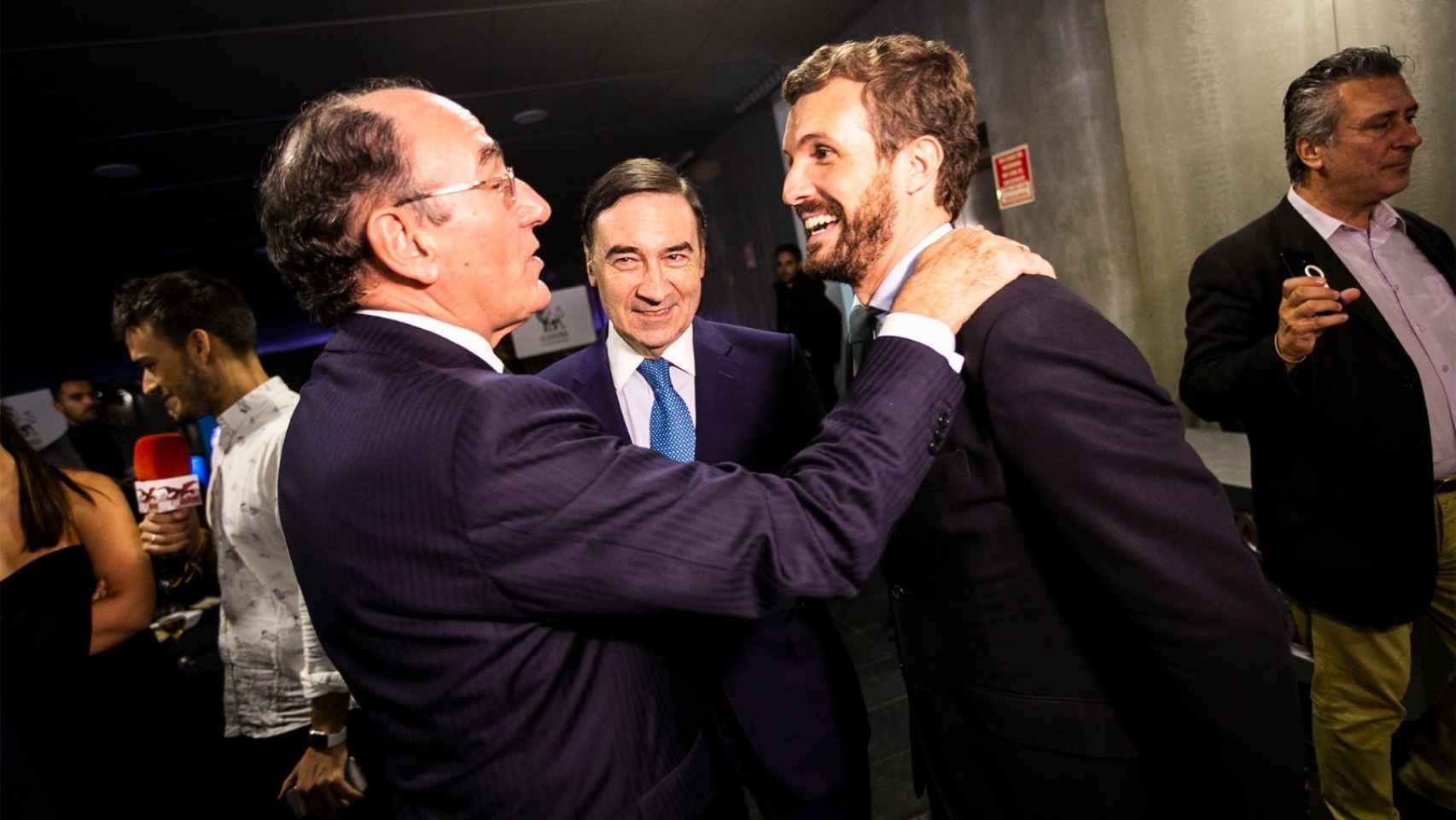 Ignacio Galán, presidente de Iberdrola, saluda a Pablo Casado, líder del PP, en presencia de Pedro J. Ramírez.