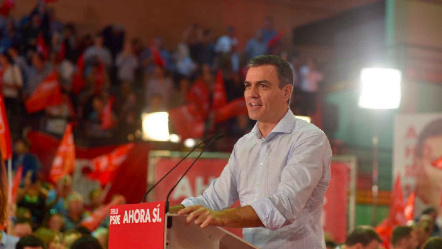 Pedro Sánchez, candidato socialista, en el mitin de arranque de campaña en Sevilla.