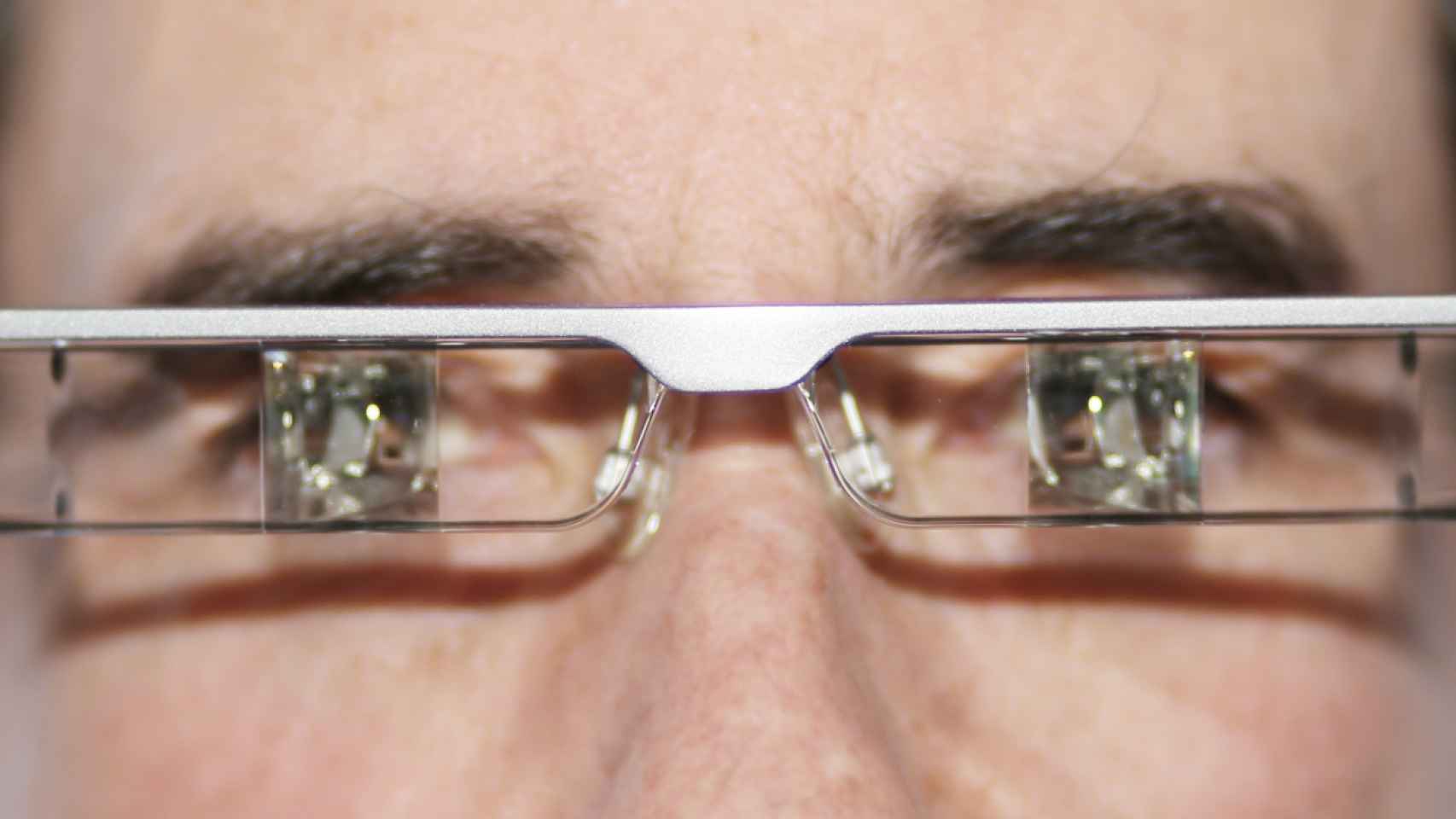 Un paciente con las gafas de realidad aumentada para problemas de baja visión.