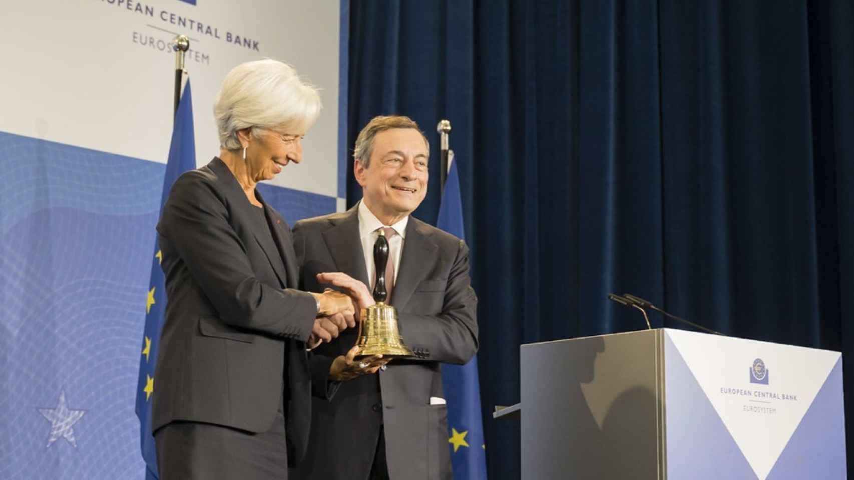 Mario Draghi entrega la campana de gobierno del BCE a Christine Lagarde.