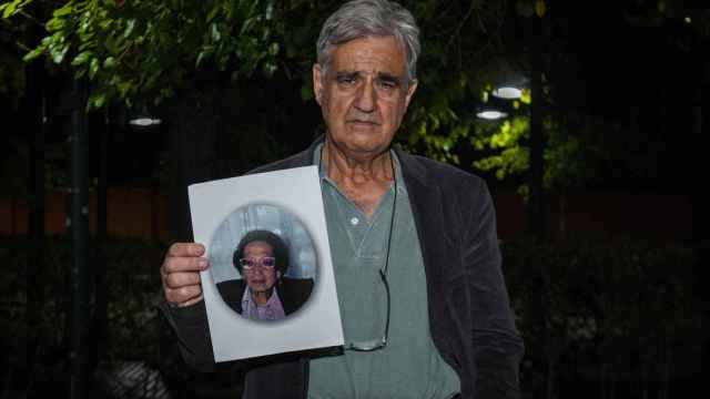Francisco Alcubilla sostiene un retrato de su madre, asesinada en 1997.