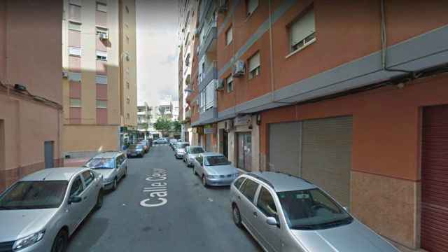 El cadáver fue hallado por el administrador de una vivienda de la calle César, en Almería.