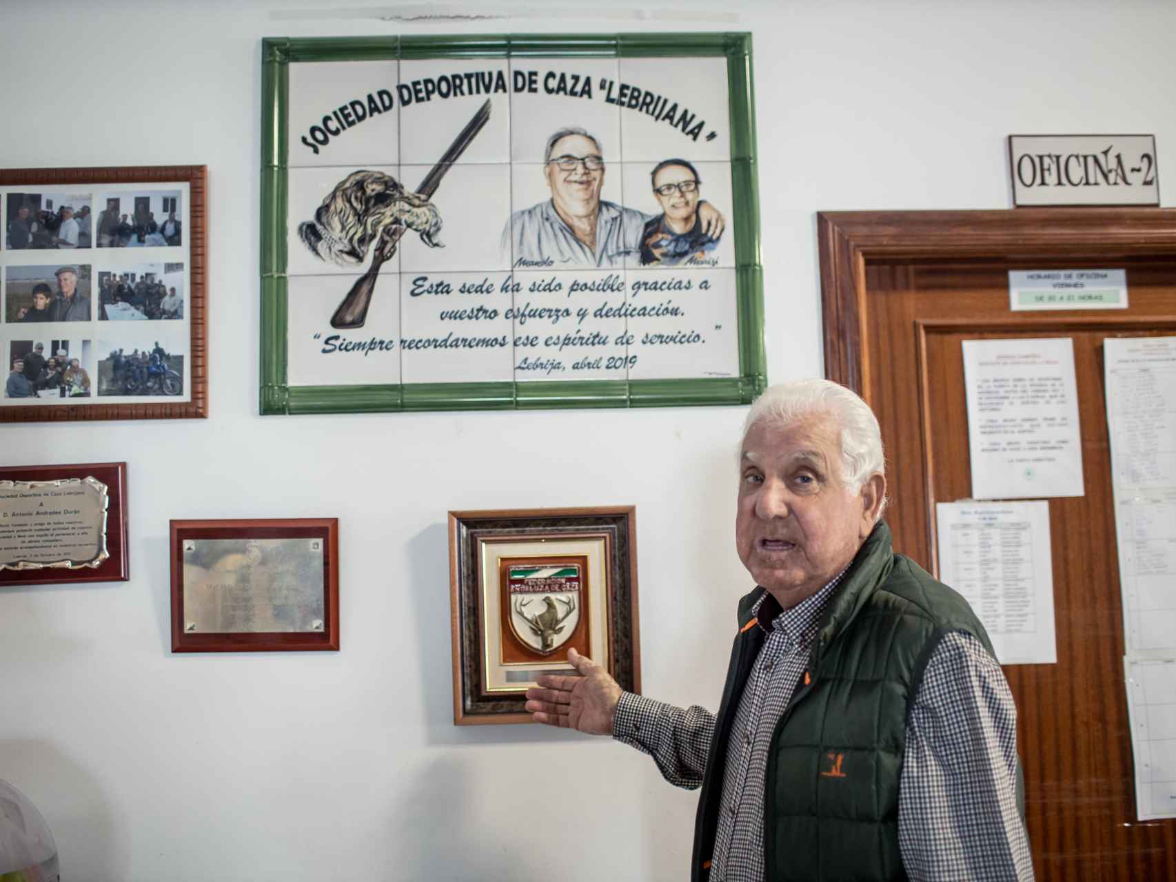 José Antonio Monge, en la sede de la Sociedad de Caza Lebrijana, la cual él preside a sus 71 años.