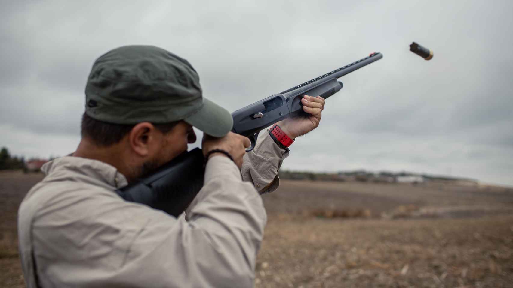 Juan Antonio Romero, vicepresidente de la Sociedad de Caza Lebrijana, efectuando un disparo con su escopeta.