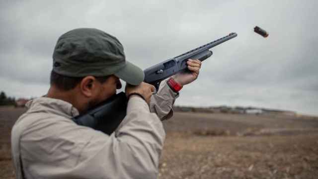 Un cazador efectúa un disparo con su escopeta.