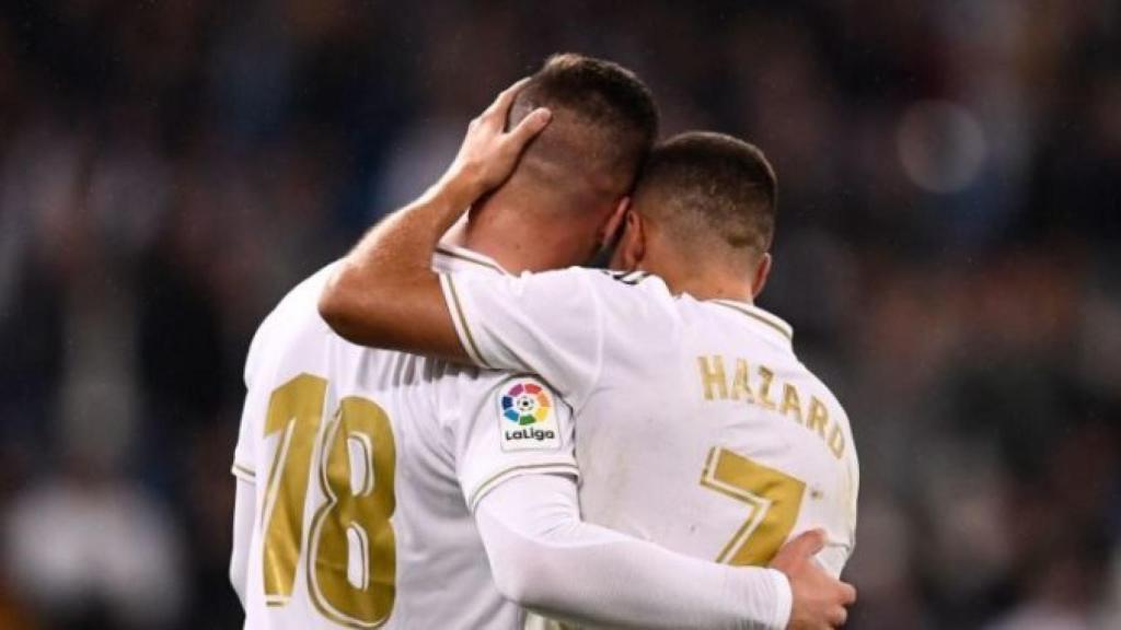 Luka Jovic recibe el cariño de Hazard tras el gol