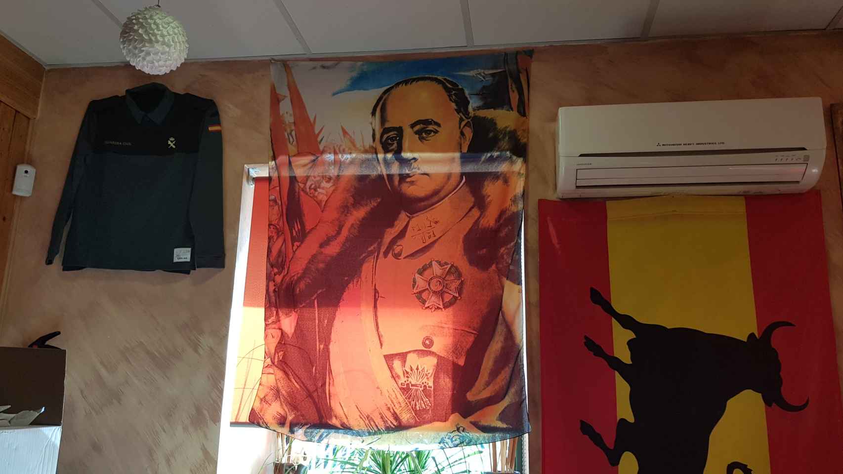 Bandera con el rostro de Franco en el bar Oliva.