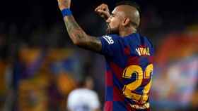 Arturo Vidal celebra un gol con el Barcelona