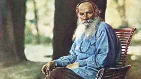 Lev Tolstói fotografiado  por Serguéi Prokudin-Gorski en Yásnaia Poliana en 1908 en la primera fotografía en color realizada en Rusia