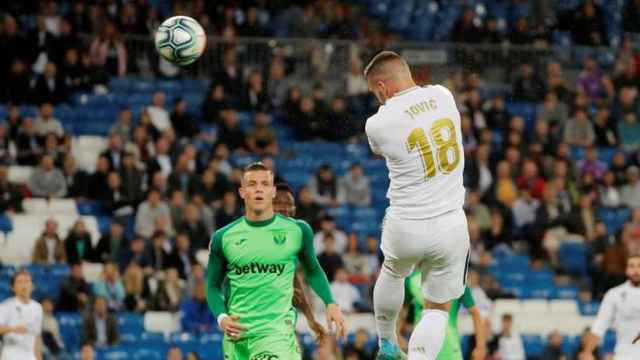 Luka Jovic marcando su primer gol con el Madrid