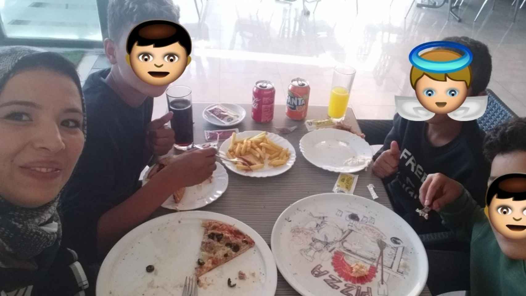 Nur Houda, con los tres niños a los que ella misma ha tapado las caras, comiendo en una pizzería tras el incidente.