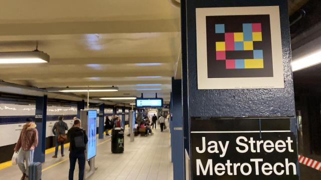 Una etiqueta inteligente de Navilens en el metro de Nueva York.