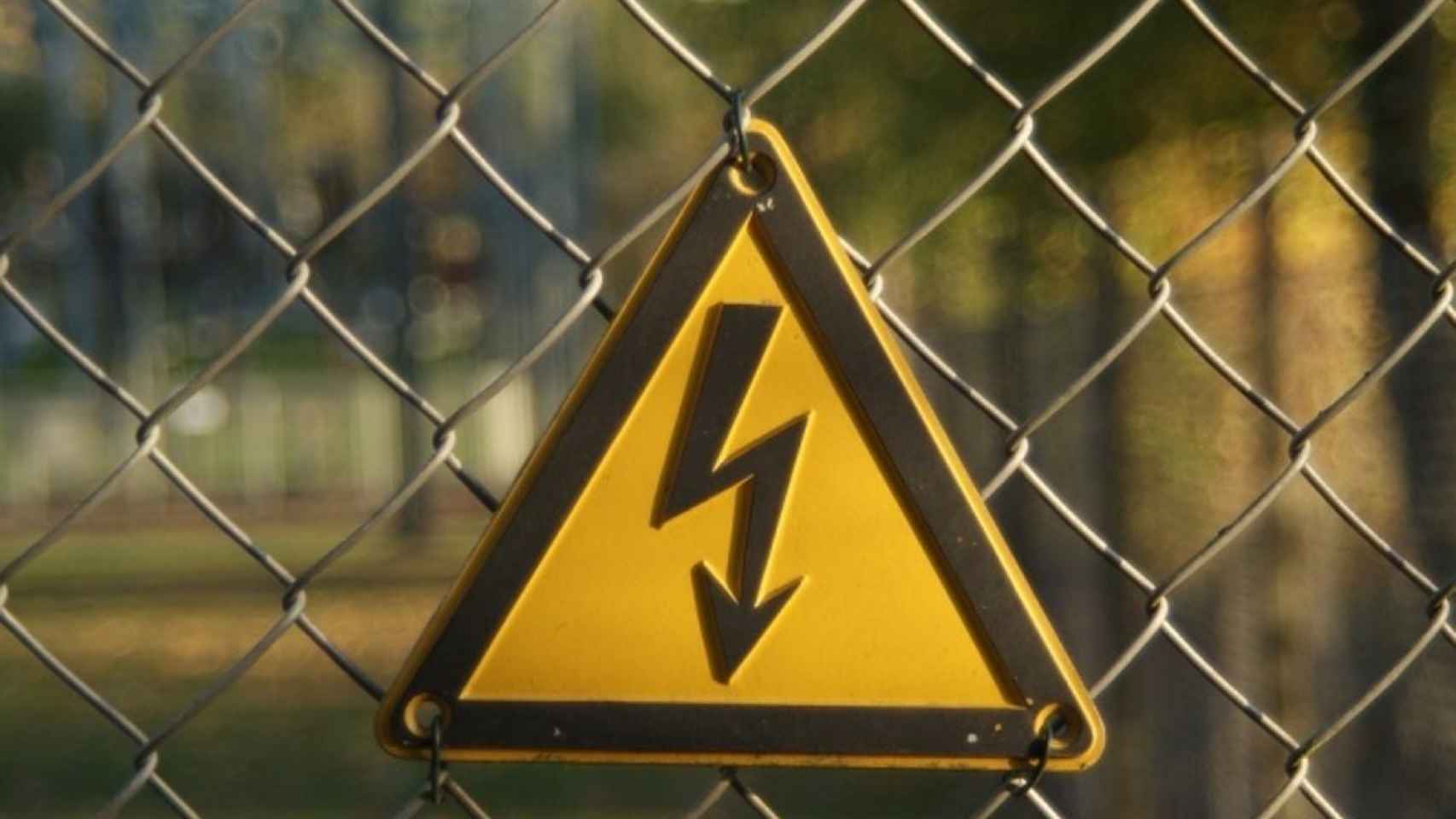 peligro voltaje electricidad