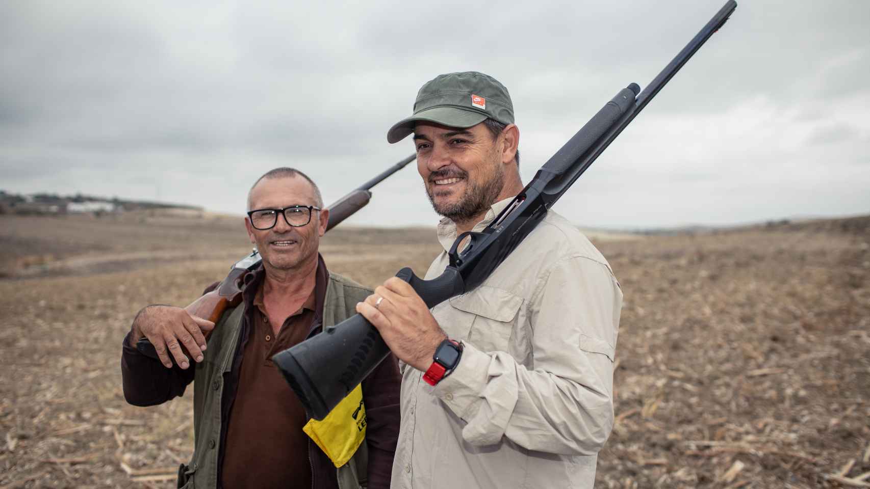 Domingo Dorantes (i), aficionado a la caza y guarda de un coto, junto a Juan Antonio Romero, vicepresidente de la Sociedad de Caza Lebrijana.