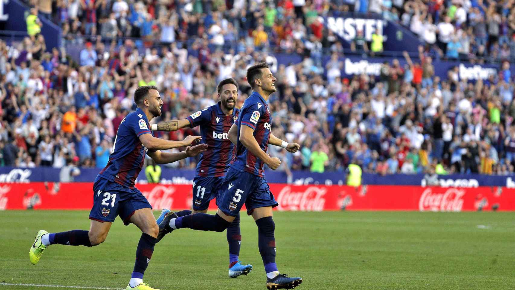Los jugadores del Levante celebran uno de los goles ante el Barcelona