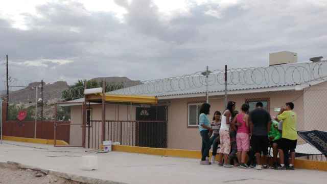 Niños dentro del albergue Agua Viva.