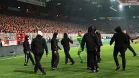 Los ultras del Union Berlín saltan al campo en el derbi frente al Hertha