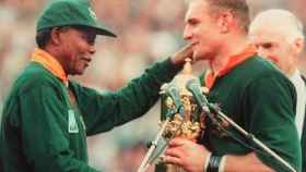 Nelson Mandela y Francois Pienaar, en el Mundial de rugby de 1995