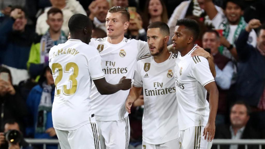 Hazard celebra con sus compañeros un gol que después anularía el VAR