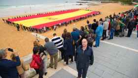 Emilio del Valle, candidato de Vox en cantabria, ante la bandera de España desplegada en El Sardinero.