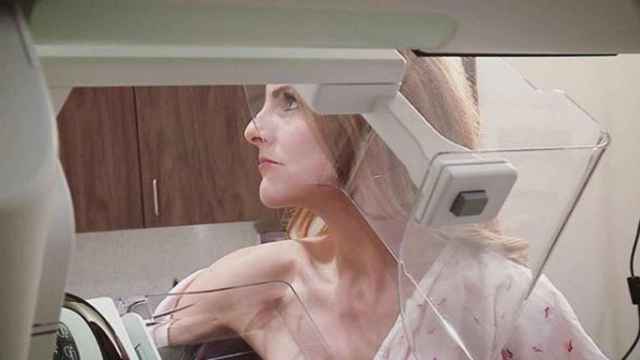 La periodista Ali  Meyer haciéndose una mamografía en el hospital.