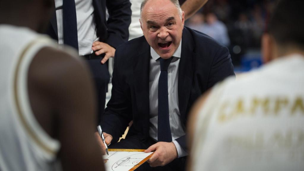 Laso, durante un tiempo muerto en el partido de Liga Endesa entre Baskonia y Real Madrid
