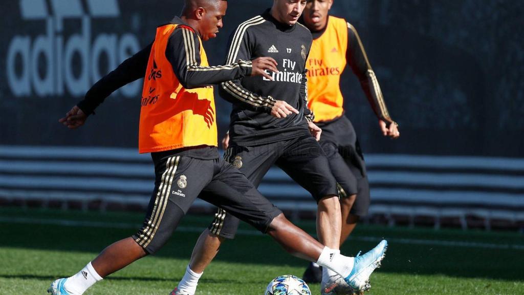 Militao y Lucas Vázquez pugnarán por el sitio en el lateral derecho