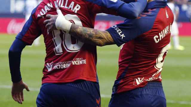Juan Villar celebra un gol del Osasuna con Chimy Ávila