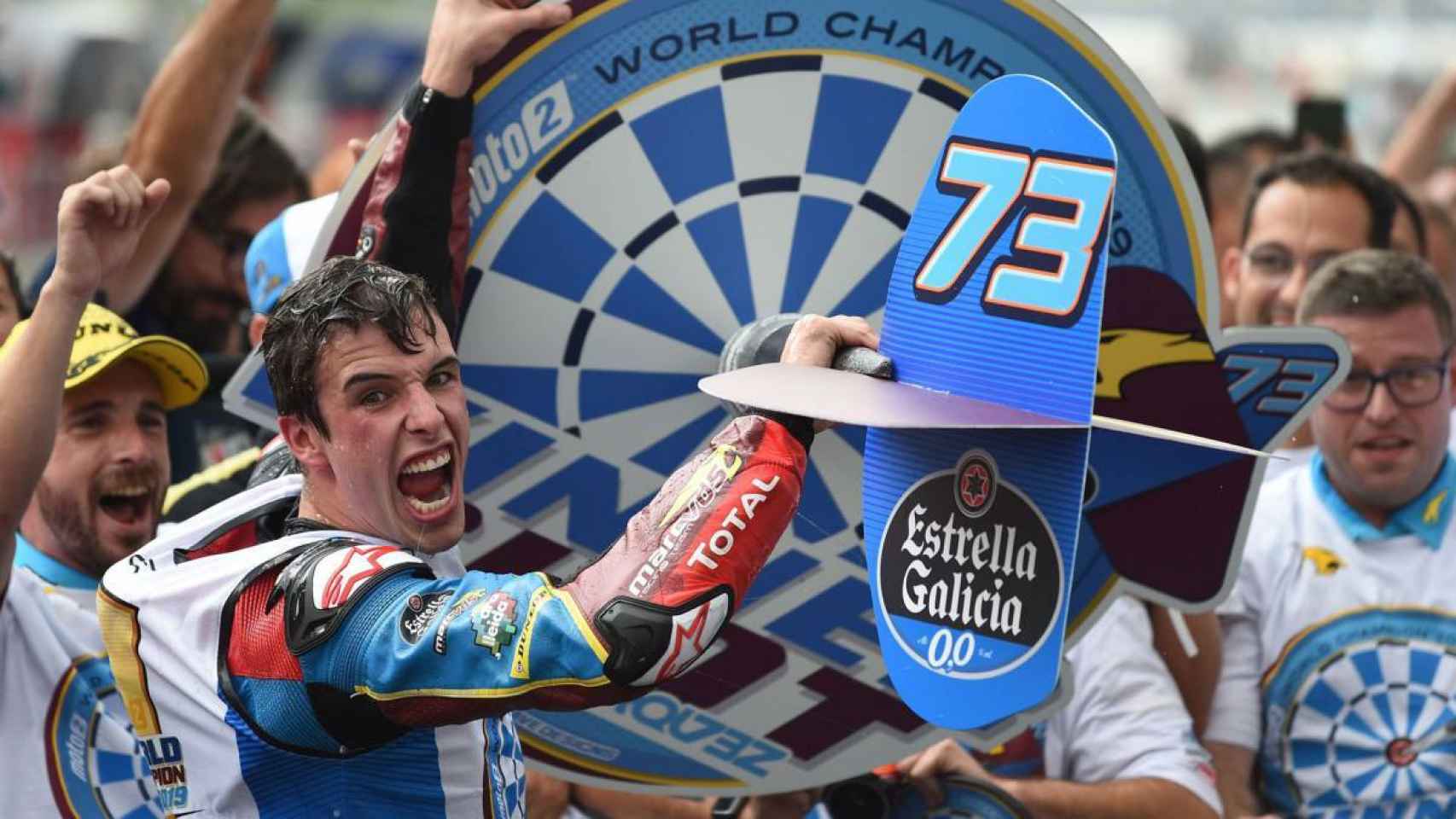 Álex Márquez celebra el título de campeón del mundo de Moto2, en el circuito de Sepang.