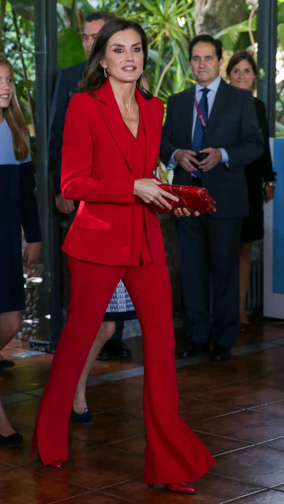 Letizia con un traje de Roberto Torretta en rojo.