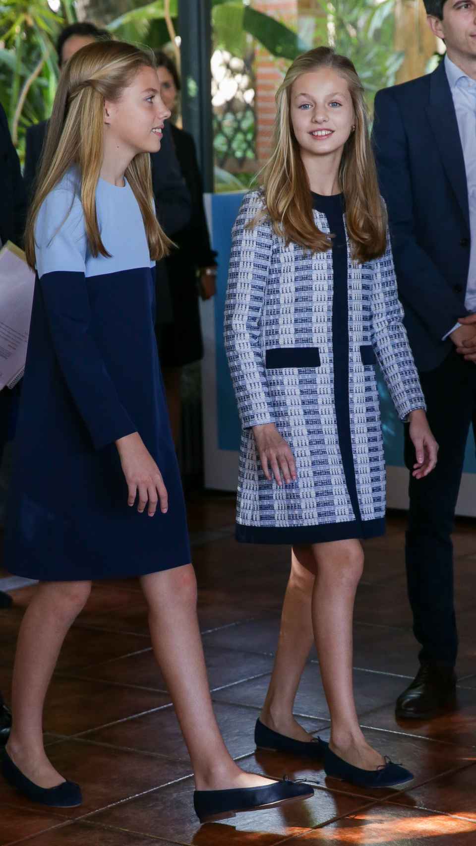 Detalle de los estilismos que han lucido la princesa Leonor y la infanta Sofía en Barcelona este lunes.