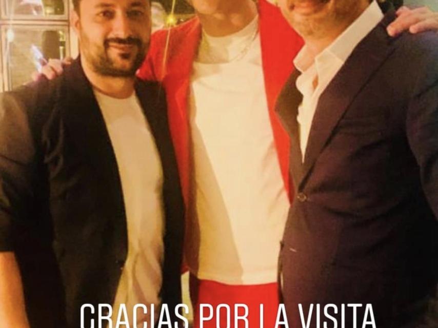 Cristiano Ronaldo junto a Óscar Vega, dueño del restaurante Mariatrifulca.
