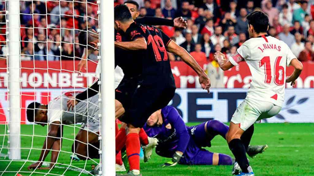 Jules Koundé, sobre el balón impidiendo el remate por parte de Morata y Diego Costa