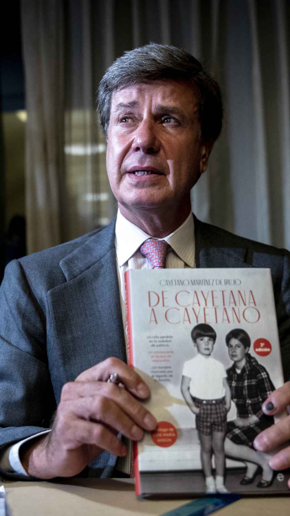 Cayetano Martínez de Irujo se ha emocionado al presentar su libro.
