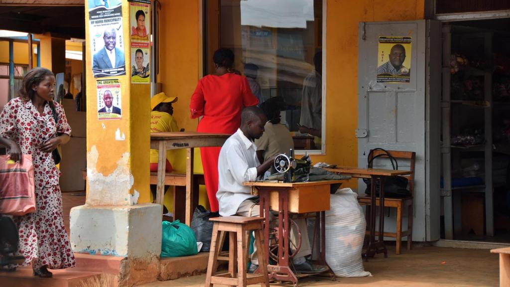 Una sastrería en la calle, en Uganda.